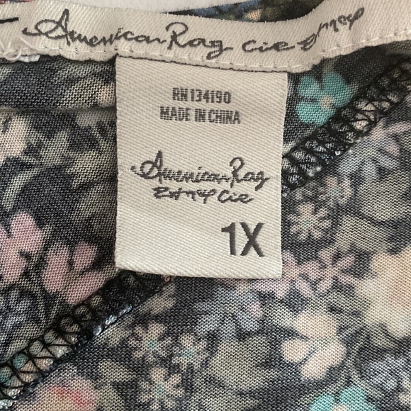 CLOSET CLEANOUT. 3 / $20 - Picture 4 of 4